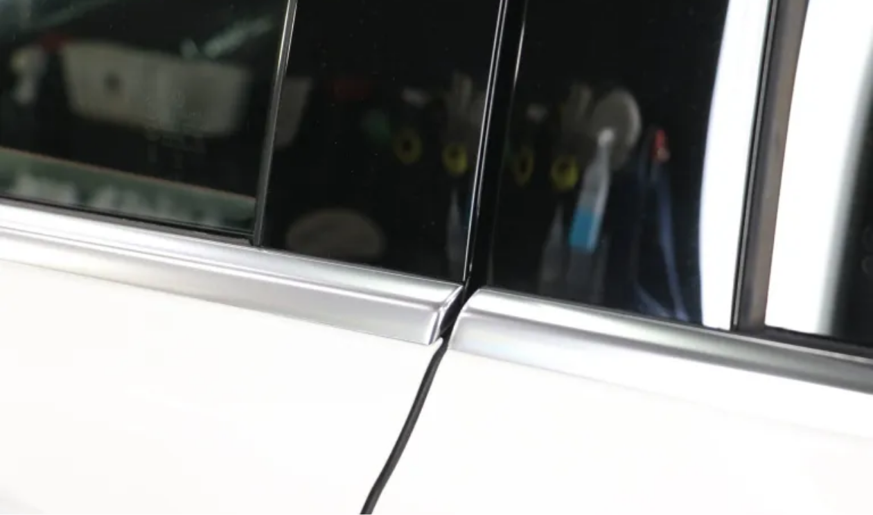 プロテクションフィルム施工後のBピラー